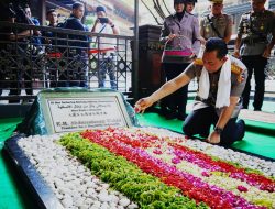 *Jelang Hari Bhayangkara, Kapolri Ziarah ke Makam Gus Dur