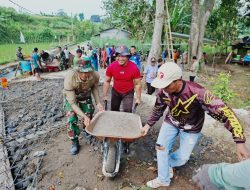 *Sinergi TNI Dan Warga, Babinsa Kelurahan Sentul Dampingi Pengecoran Jembatan Beton Garuda Sungai Cari