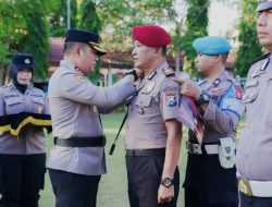 *Polres Jombang Gelar Upacara Kenaikan Pangkat, 86 Personel Jalani Tradisi Siraman Air Kembang