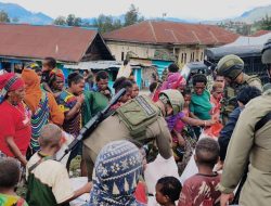 *Bantuan Presiden RI Disalurkan kepada Pengungsi Agisiga, Satgas Ops Damai Cartenz Gelar Trauma Healing di Intan Jaya*