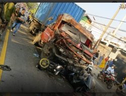 Brak! Truk Kontainer Hantam Sejumlah Motor di Patung Sapi Pandaan, Tiga Nyawa Melayang