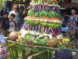 MASYARAKAT MOJOREJO ATUSIAS MENGIKUTI ACARA BERSIH DESA DI PUNDEN MBAH GAYAM
