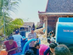 Polres Bojonegoro Salurkan 16 Ribu Liter Air Bersih untuk Warga Terdampak Kemarau di Ngambon