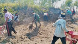 *Dukung Pembangunan Jembatan Garuda, Serka Ahmad Mubarok Bersama Warga Rejosari Gelar Pelebaran Jalan*