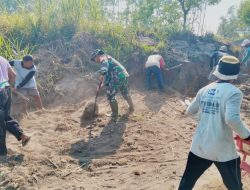 *Dukung Pembangunan Jembatan Garuda, Serka Ahmad Mubarok Bersama Warga Rejosari Gelar Pelebaran Jalan*