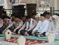 *Perkuat Sinergi Ulama dan Umara, Kapolri Silaturahmi ke Ponpes Tebuireng dan Ziarah Makam Gus Dur