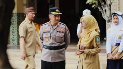 *Polisi Peduli Pendidikan, Kapolres Jombang dan Kapolsek Jajaran Jadi Inspektur Upacara di Sekolah