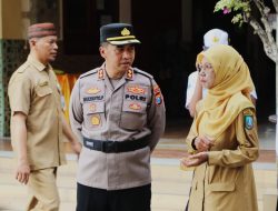 *Polisi Peduli Pendidikan, Kapolres Jombang dan Kapolsek Jajaran Jadi Inspektur Upacara di Sekolah