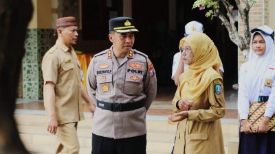 *Polisi Peduli Pendidikan, Kapolres Jombang dan Kapolsek Jajaran Jadi Inspektur Upacara di Sekolah